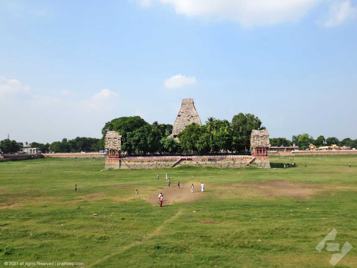 This is the location where the king Thirumalai Naicker excavated the soil to fabricate the bricks required for constructing his palace, Thirumalai Nayakkar Mahal. 
