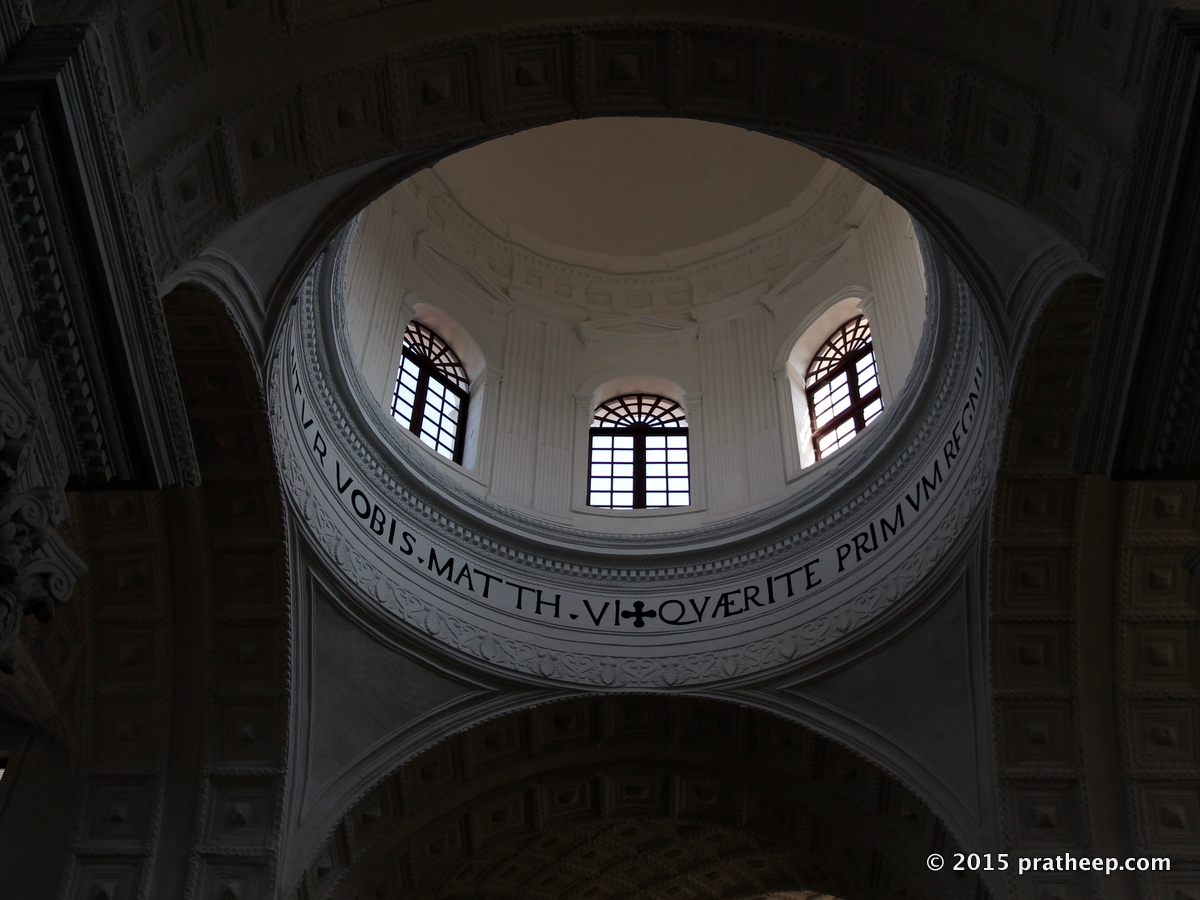 Latin inscriptions from the Gospel of Matthew along the circumference inside the dome.