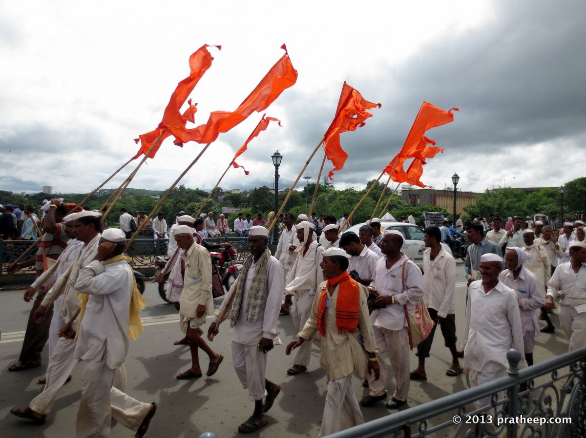 Pandharpur Wari pilgrims near Pune
