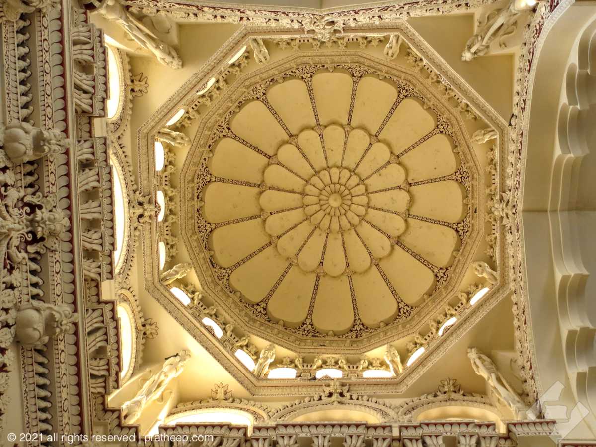 Stuccos at the ceiling of the central hall