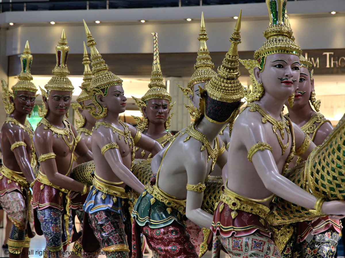 Sculpture inside the airport 