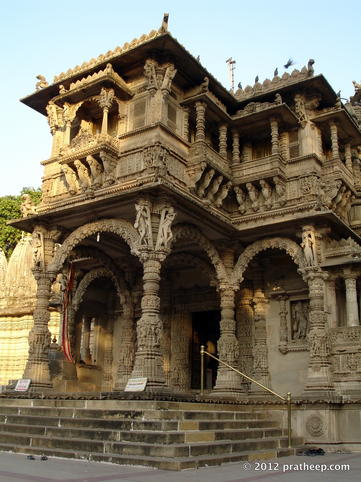 Built in 1848 by a wealthy Ahmedabad trader, this is the best known Jain temple in Ahmedabad city. 
